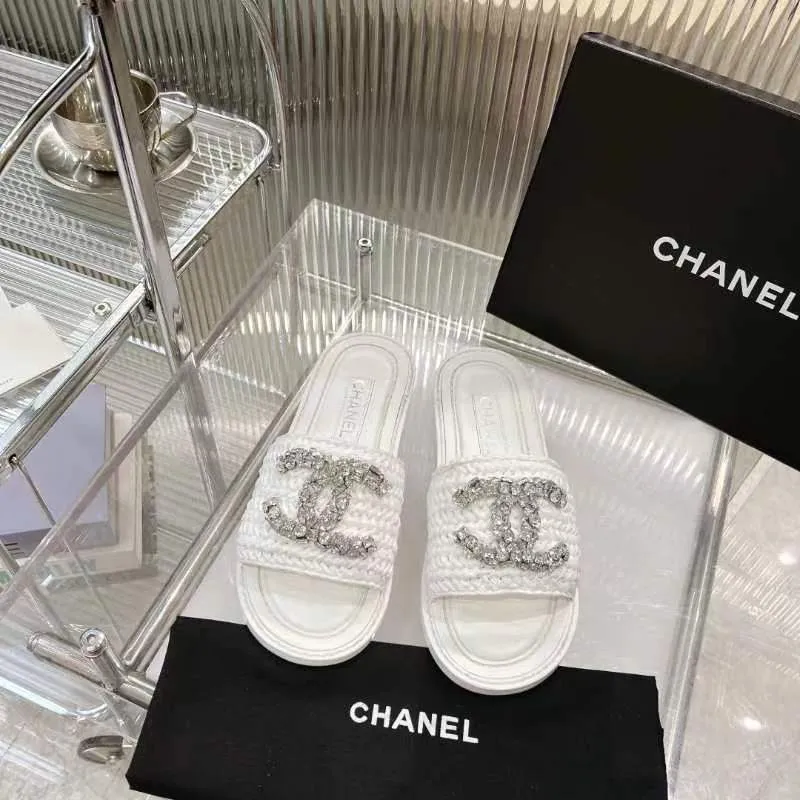 👟👟Ex-factory price 520👟👟 [Ready stock] 𝐂𝐡an𝐞𝐥 23 hot items! bing bing 23 early spring vacation series, the most beautiful rhinestone woven slippers, everyone is crazy to stock up, they are all crazy, it is really long grass, leisurely charm, close your eyes and enter the series!  💭Color: Black/Apricot/White 💭Upper: The upper is made of imported raffia and is fully hand-woven and very comfortable! The hand-made diamond jewelry is sparkling enough 💭Inner pads: imported sheepskin lining and pads 💭Outsole: genuine leather outsole (complex leather outsole with ten grooves and stitching, very particular about material workmanship) 💭Code number: 35-42 (41 and 42 are custom-made and cannot be returned or exchanged)